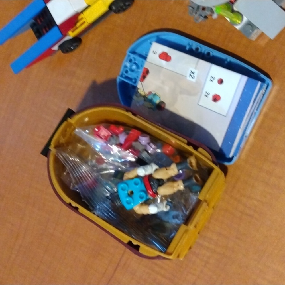 Random Lego sets. - Picture 2 of 2